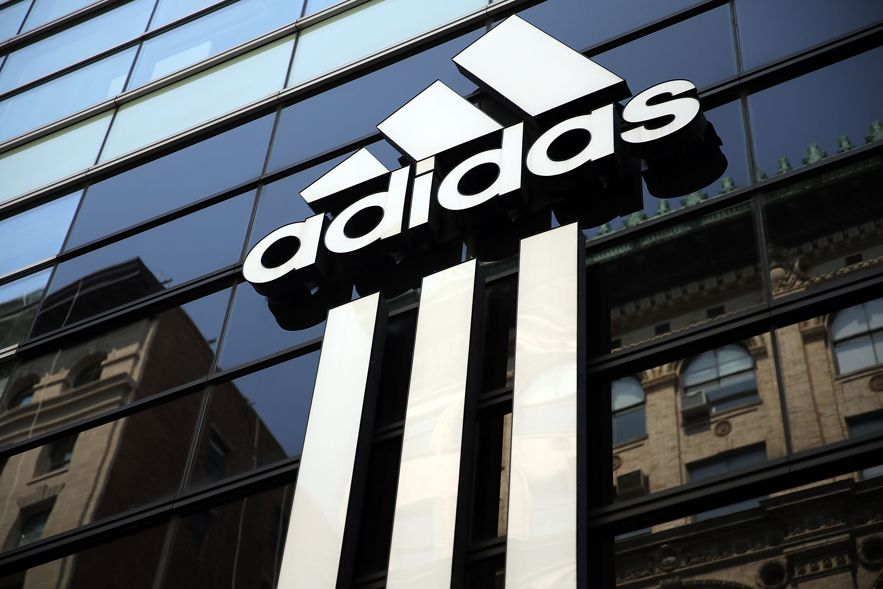 Sức mạnh đằng sau thành công của Adidas: Kết hợp kinh doanh và công nghệ để giải quyết những thách thức của thời đại số hóa