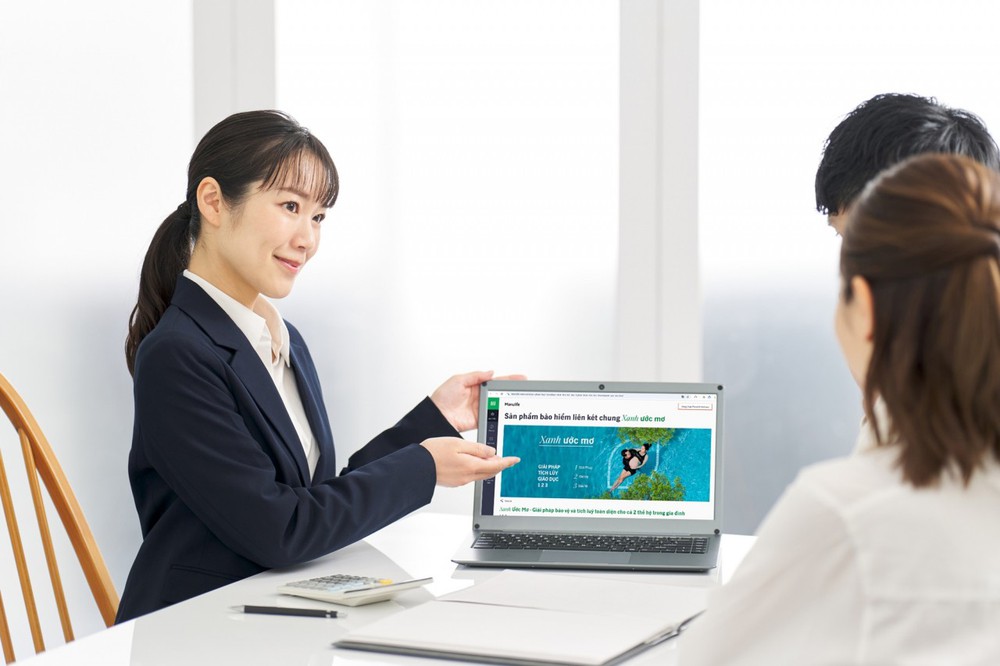 Nhìn từ góc độ nghiệp vụ, sale bảo hiểm không sai, họ chỉ đang phải đối mặt với một khối lượng thông tin khổng lồ