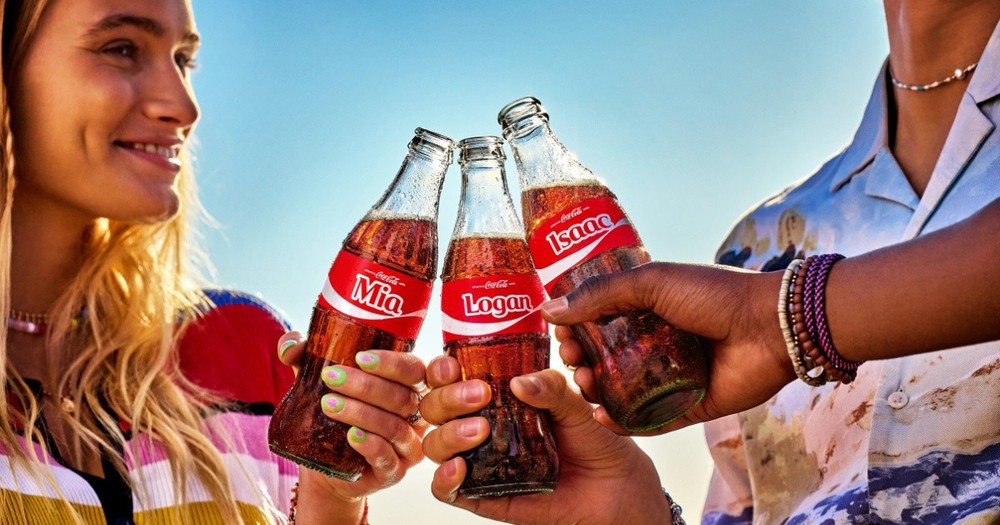 Coca-Cola triển khai chiến dịch “Share a Coke” thay thế logo thương hiệu trên chai nước