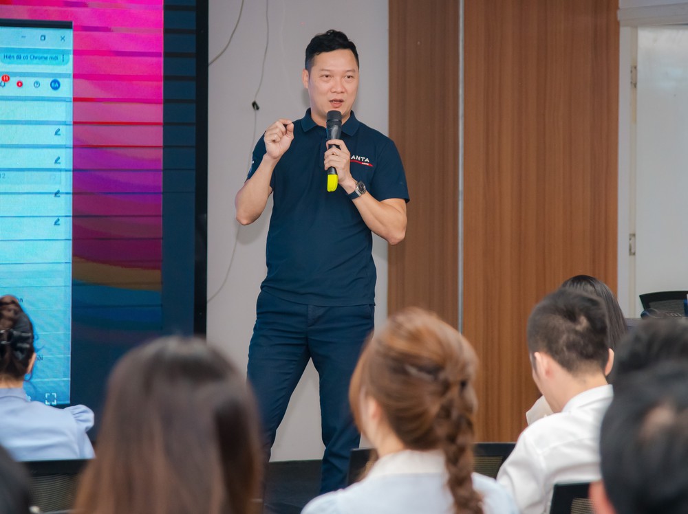 Anh Nguyễn Hữu Dũng - Giám đốc sản phẩm chia sẻ tại buổi đào tạo