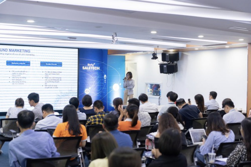 Bà Nga Nguyễn - Giám đốc Marketing Bizfly VCCorp - giới thiệu đến tập khách hàng giáo dục giải pháp Martech - là giải pháp trọng điểm của Bizfly Media