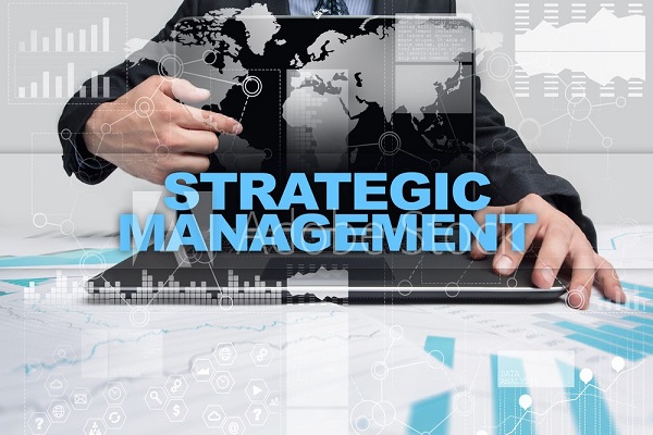 Quản trị chiến lược là quá trình lên kế hoạch, triển khai và theo dõi để đạt mục tiêu của tổ chức