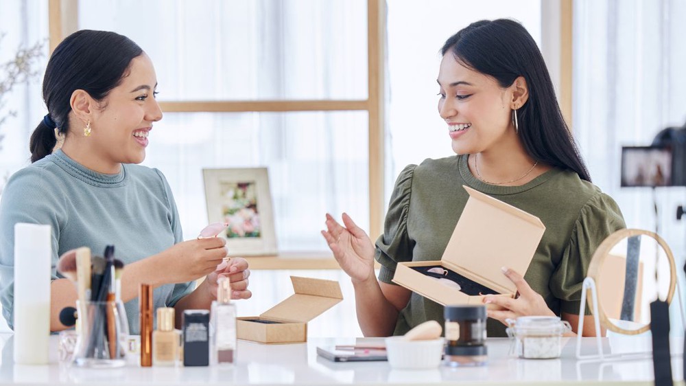 Đại sứ truyền thông giải đáp thắc mắc khách hàng