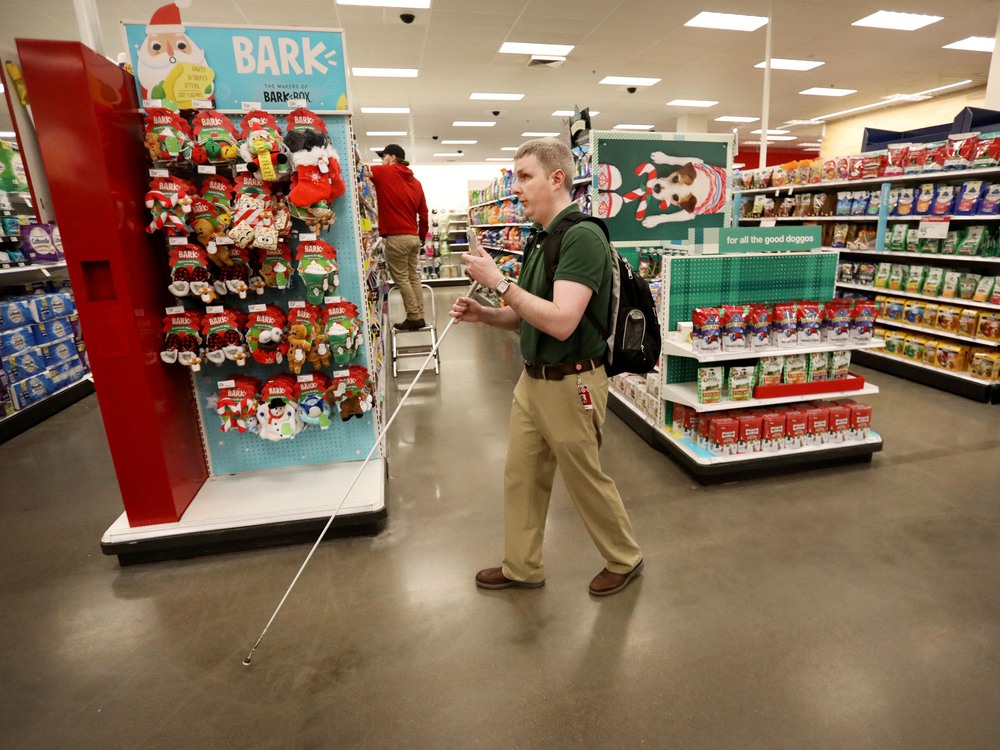 Người tiêu dùng mua hàng tại trung tâm thương mại ngày càng thưa thớt